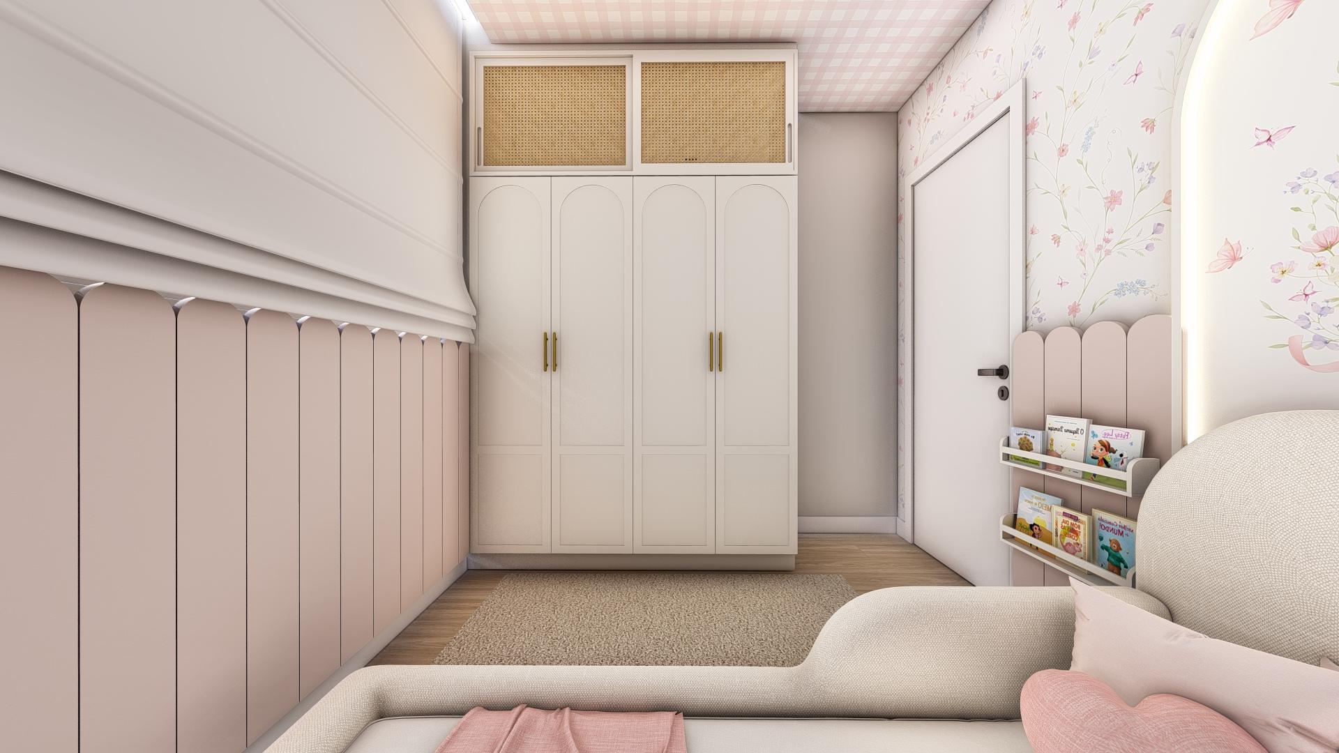 Quarto infantil com marcenaria em tons claros, detalhes rosados e papel de parede floral